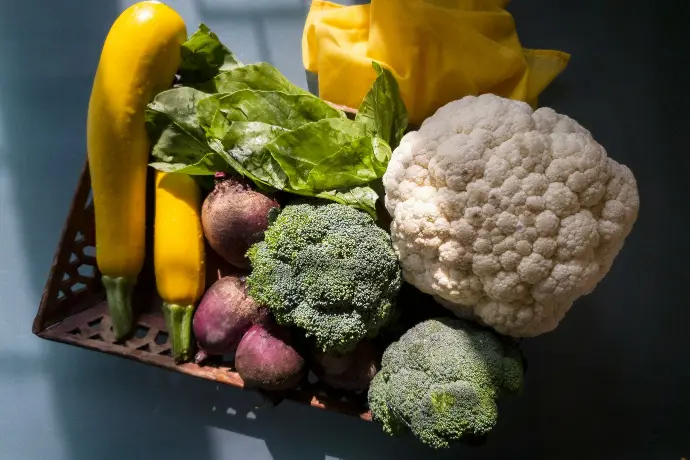 Свіжі органічні овочі в корзині